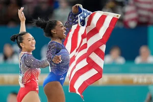 | Photo: AP/Abbie Parr : Simone Biles United States, celebrates her gold in women's artistic gymnastics all-around finals